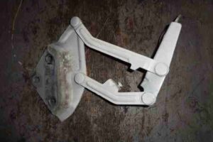 Изображение товара 1816 - 00001816 petlya kapota levaya Toyota Corolla Matrix 2