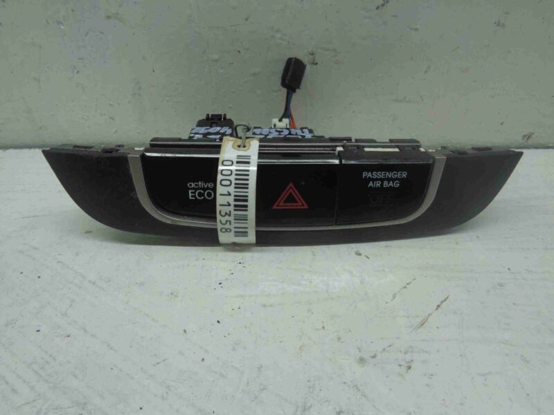 Изображение товара 11358 - 00011358 knopka avarijnoj signalizatsii Mercedes CLA