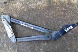 Изображение товара 15406 - 00015406 petlya kryshki bagazhnika Toyota Carina E 1