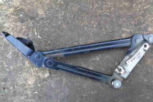 Изображение товара 20480 - 00020480 petlya kryshki bagazhnika Toyota Carina E 1