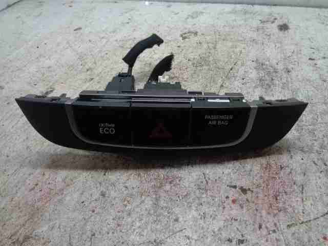 Изображение товара 33401 - 00033401 knopka avarijnoj signalizatsii Mercedes CLA