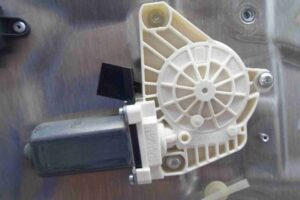 Изображение товара 57923 - 00057923 steklopodemnik perednij levyj Ford Scorpio 2