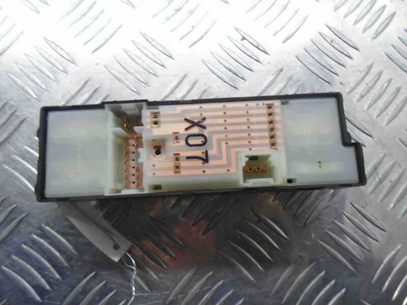 Изображение товара 58919 - 00058919 knopka steklopodemnika Peugeot 306