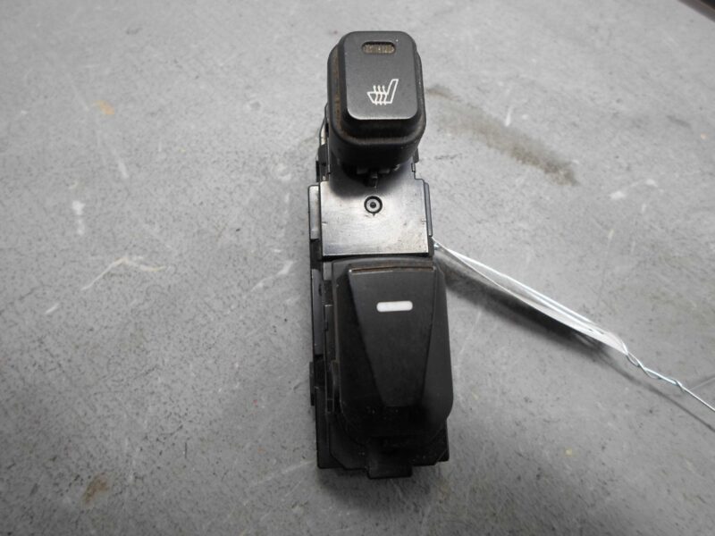 Изображение товара 93071 - 00093071 knopka steklopodemnika Mercedes CLA