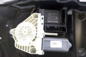 Изображение товара 103436 - 00103436 steklopodemnik perednij pravyj Volvo S40 3