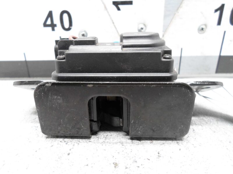 Изображение товара 106965 - 00106965 zamok bagazhnika Pontiac Vibe