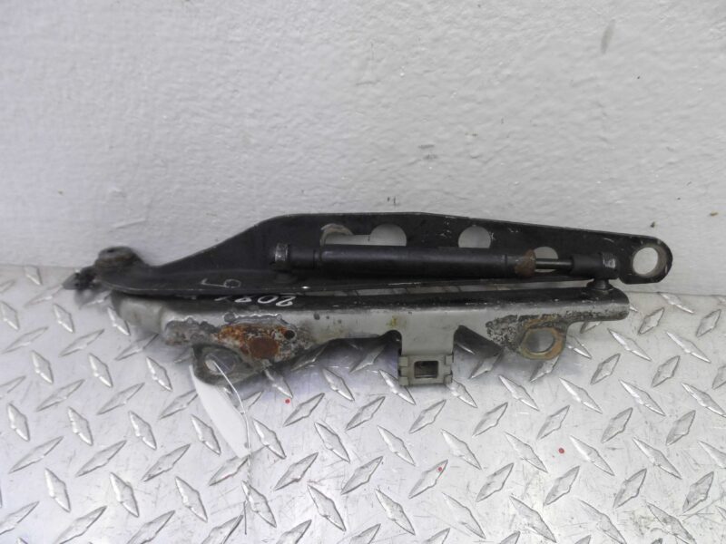 Изображение товара 116911 - 00116911 petlya kapota pravaya Volvo XC70