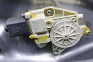 Изображение товара 138113 - 00138113 steklopodemnik perednij levyj Ford Transit 2