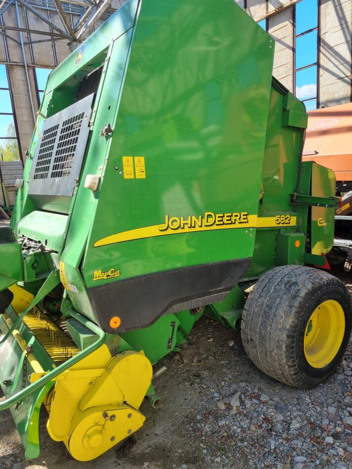 Рулонный пресс-подборщик John Deere 582