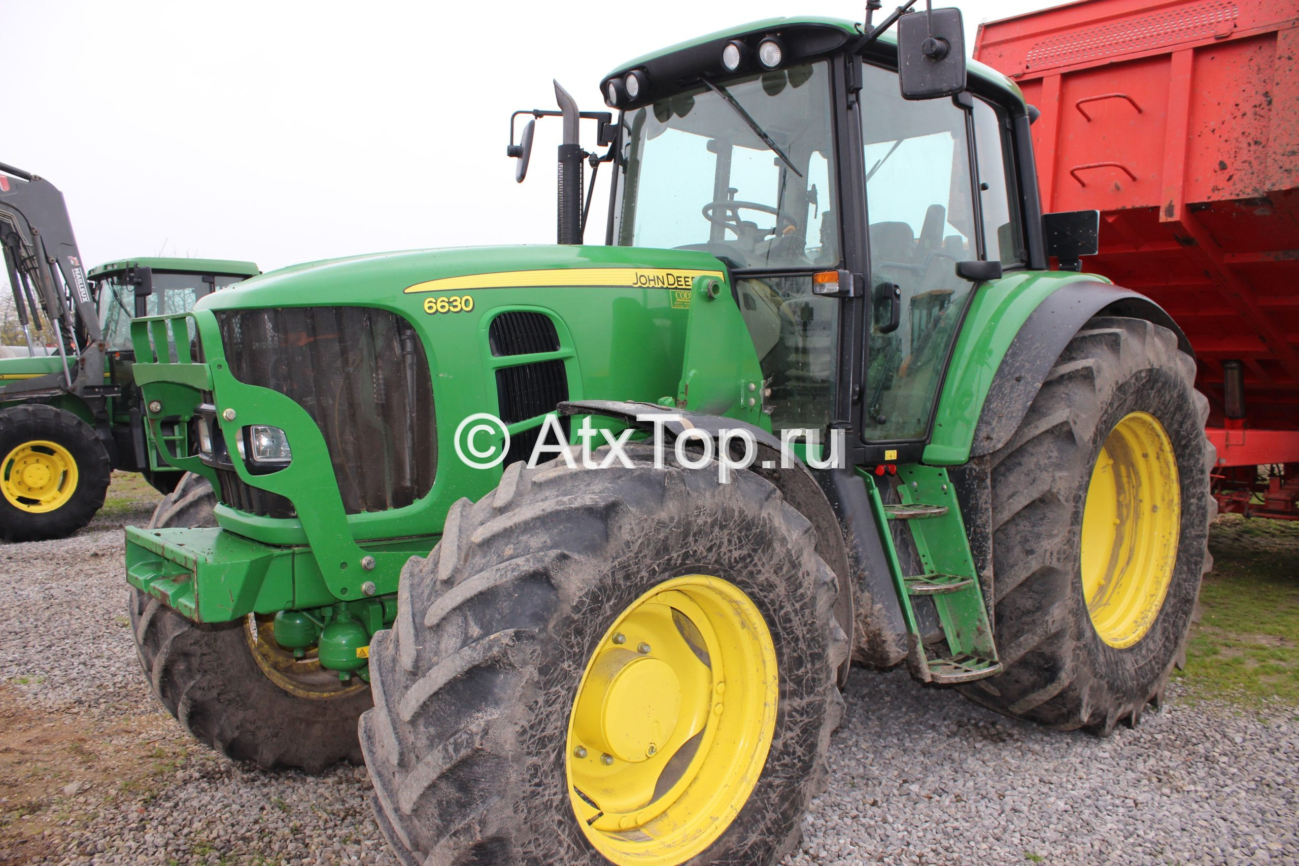 Трактор John Deere 6630