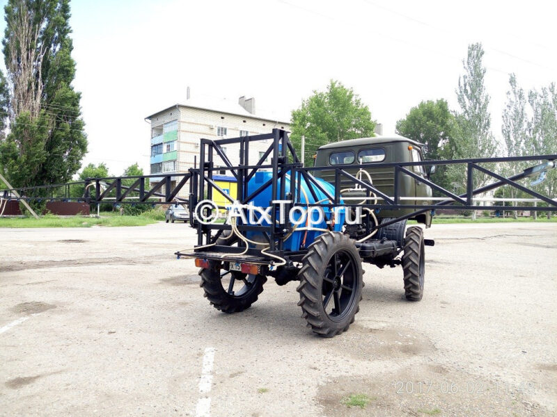 Самоходный опрыскиватель-разбрасыватель удобрений АХА-1
